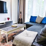 Alabas - Stylish Central Apartment - Steps From Market Square & River